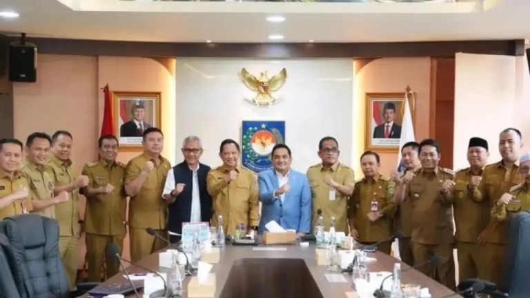 Bupati Balangan Abdul Hadi menghadiri pertemuan bersama kepala daerah Kalsel dengan Kemendagri dan Kemenkeu RI di Jakarta.