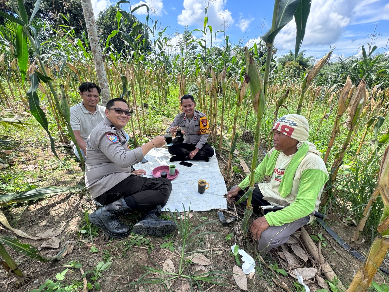 Personel Polsek Halong mendampingi petani saat kegiatan penanaman jagung di Kecamatan Halong, Kabupaten Balangan.