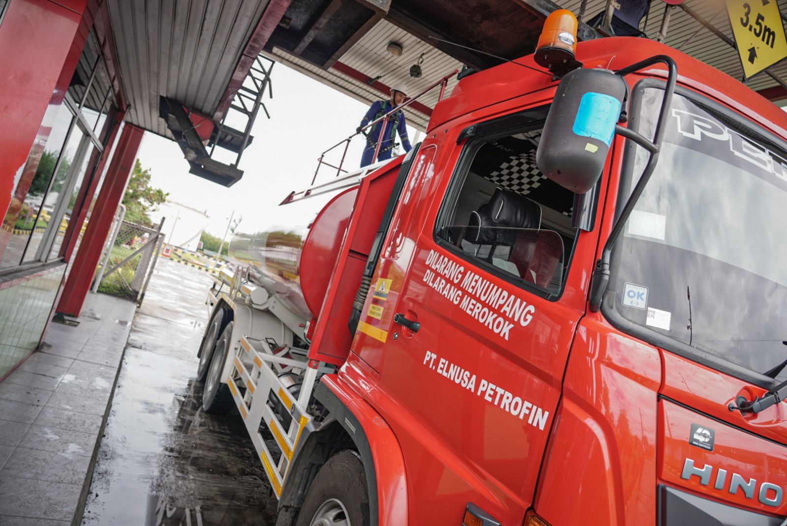 Mobil tangki BBM PT Elnusa Petrofin saat proses operasional distribusi bahan bakar minyak di fasilitas pengisian.