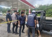 Petugas kepolisian memeriksa mobil pick up yang hangus terbakar di area SPBU Padang Panjang, Tabalong, saat proses olah TKP kebakaran kendaraan.