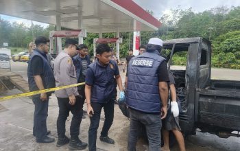 Petugas kepolisian memeriksa mobil pick up yang hangus terbakar di area SPBU Padang Panjang, Tabalong, saat proses olah TKP kebakaran kendaraan.