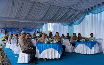 Kapolres Tanah Bumbu dan jajaran mengikuti kegiatan panen raya jagung serentak Polri di Batulicin, Tanah Bumbu.