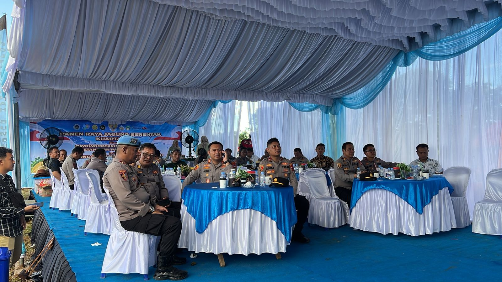 Kapolres Tanah Bumbu dan jajaran mengikuti kegiatan panen raya jagung serentak Polri di Batulicin, Tanah Bumbu.
