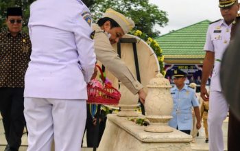 Wagub Kalsel Hasnuryadi Sulaiman melakukan tabur bunga saat ziarah HUT ke-77 ALRI Divisi IV Pertahanan Kalimantan di Banjarbaru.