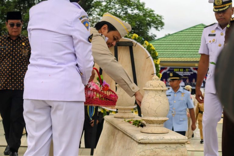 Wagub Kalsel Hasnuryadi Sulaiman melakukan tabur bunga saat ziarah HUT ke-77 ALRI Divisi IV Pertahanan Kalimantan di Banjarbaru.