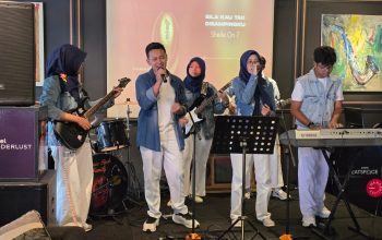 Pelajar Surabaya dan Sidoarjo tampil memainkan musik dalam acara Ekspresiku di One Deck Gastropub Surabaya.