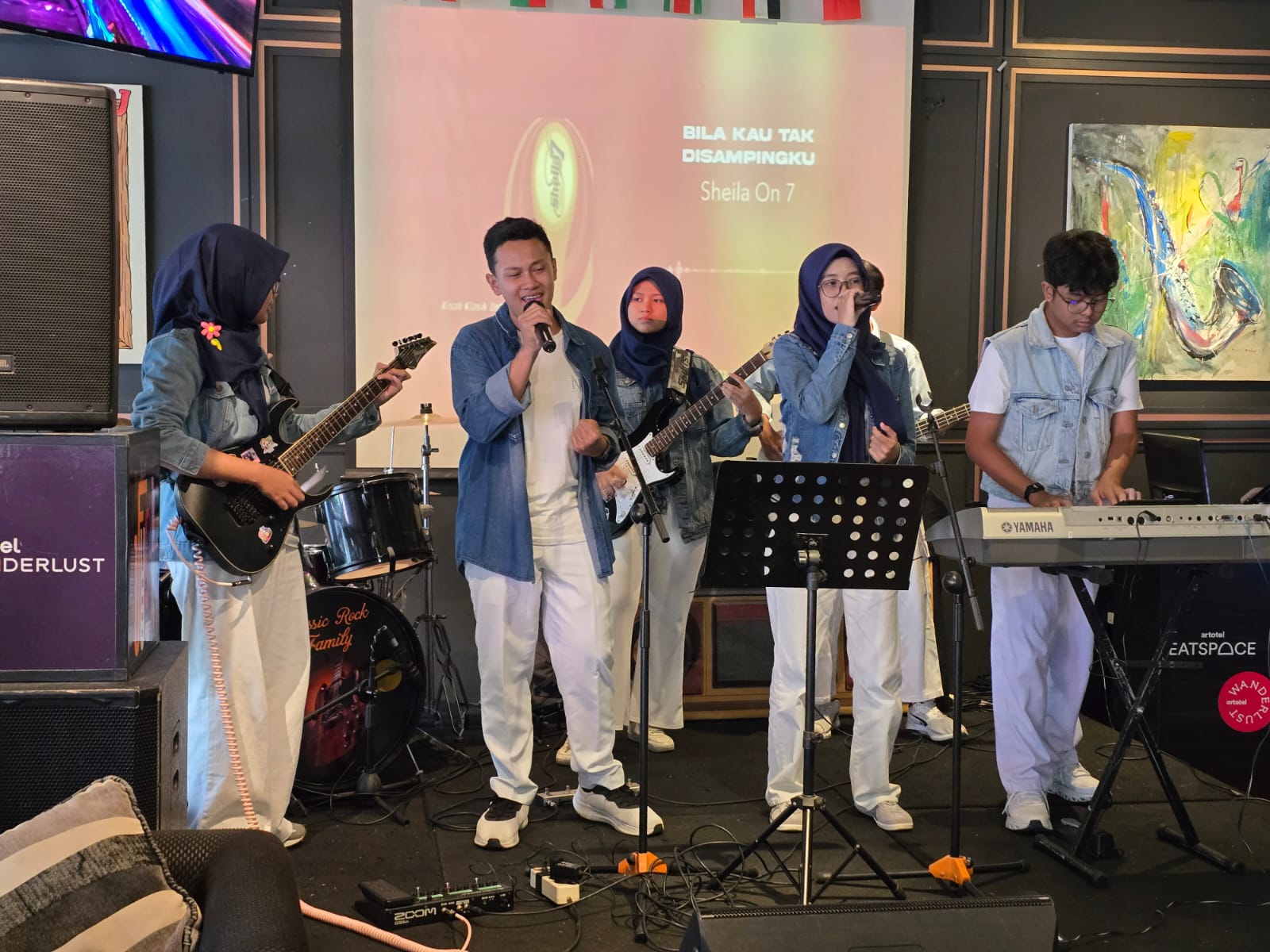 Pelajar Surabaya dan Sidoarjo tampil memainkan musik dalam acara Ekspresiku di One Deck Gastropub Surabaya.