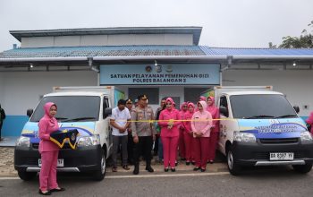 Kapolres Balangan dan Ketua Bhayangkari meresmikan gedung SPPG Polres Balangan 2 di Kabupaten Balangan