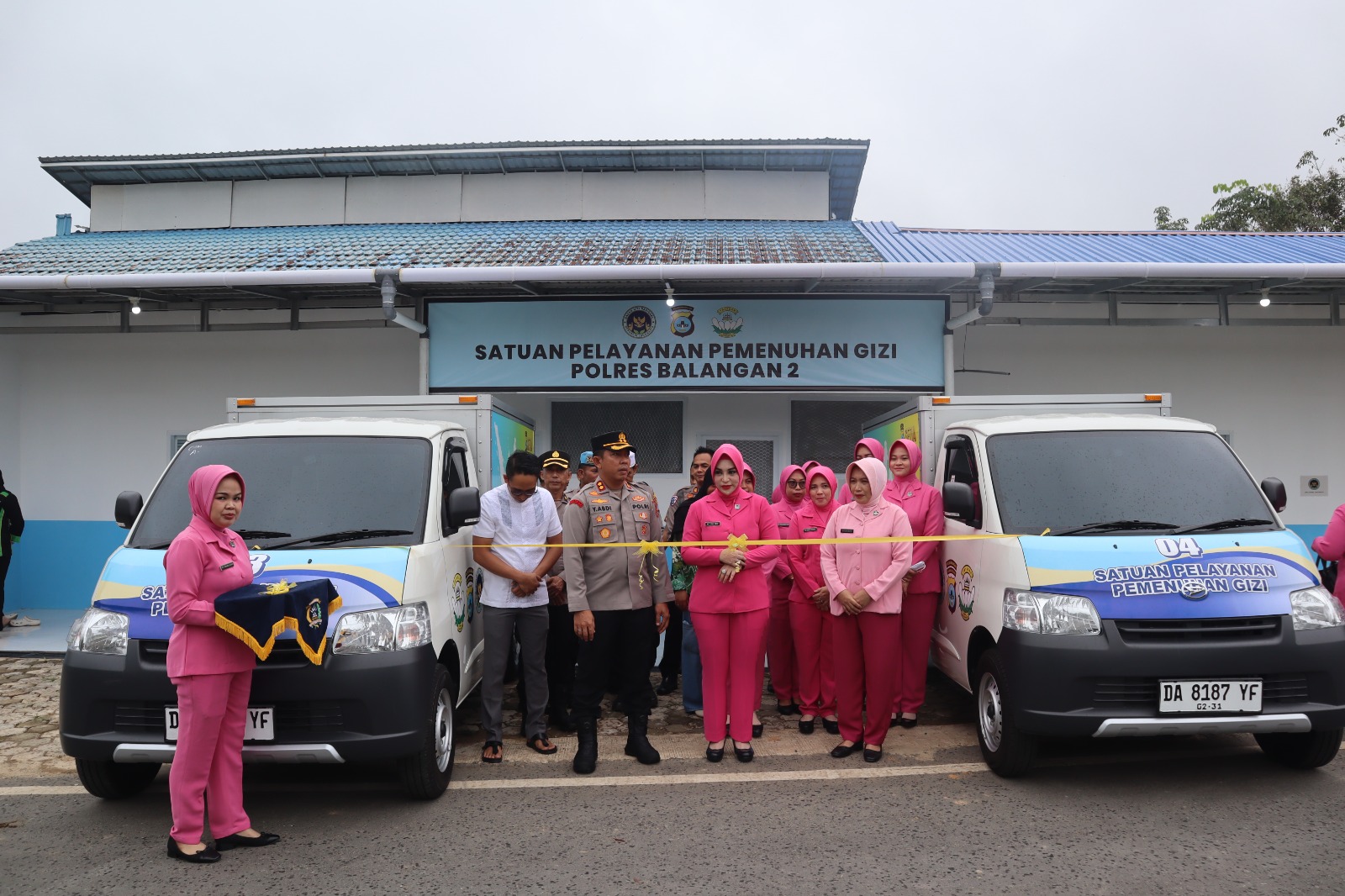Kapolres Balangan dan Ketua Bhayangkari meresmikan gedung SPPG Polres Balangan 2 di Kabupaten Balangan
