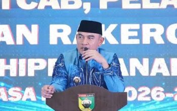 Bupati Tanah Laut Rahmat Trianto memberikan sambutan terkait pengawasan distribusi solar subsidi untuk nelayan di Kuala Tambangan