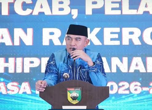 Bupati Tanah Laut Rahmat Trianto memberikan sambutan terkait pengawasan distribusi solar subsidi untuk nelayan di Kuala Tambangan