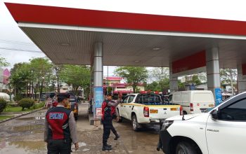 Personel Polres Tabalong melakukan patroli keamanan di SPBU untuk menjaga situasi kamtibmas tetap kondusif