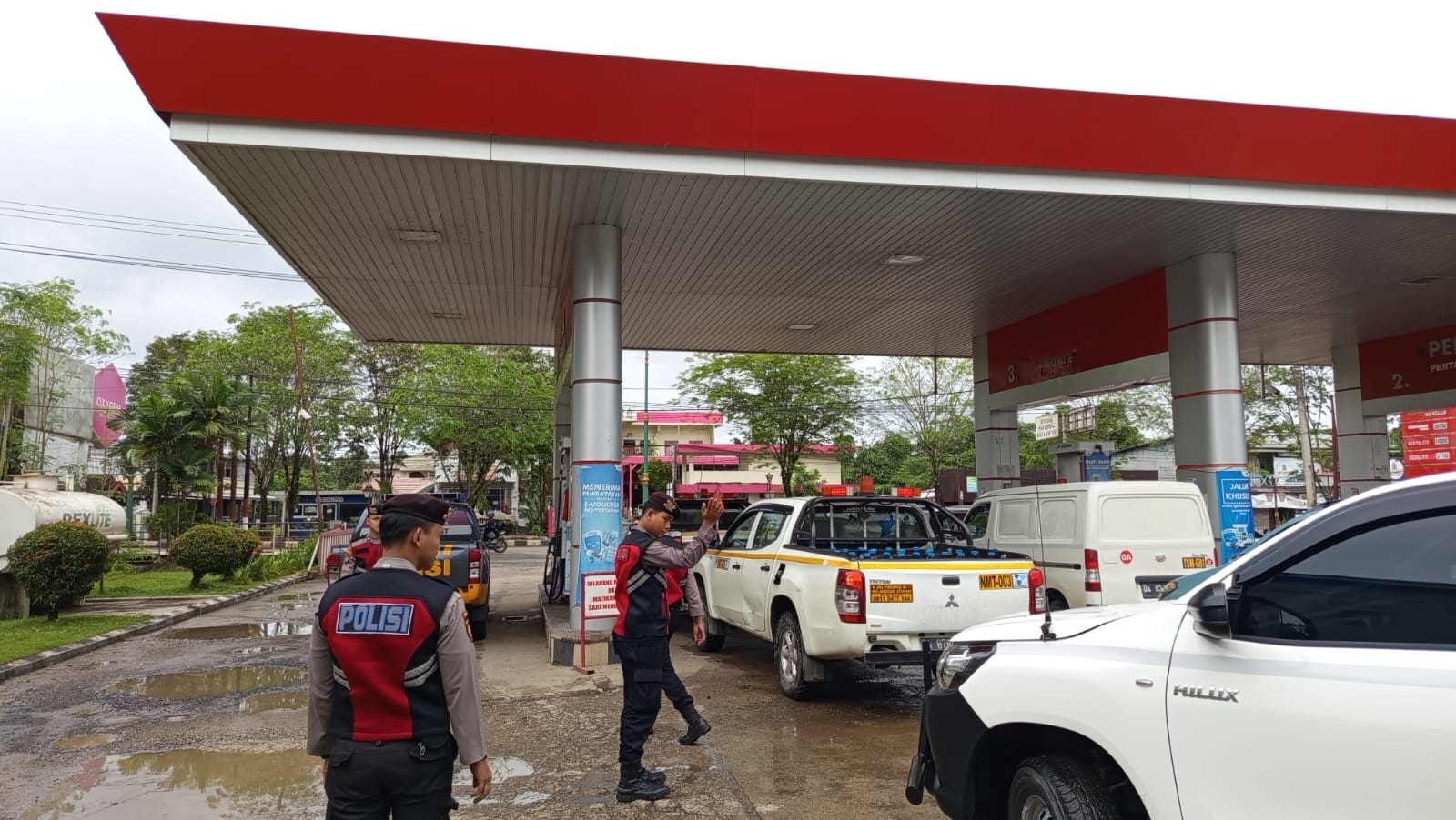 Personel Polres Tabalong melakukan patroli keamanan di SPBU untuk menjaga situasi kamtibmas tetap kondusif