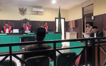 Suasana sidang dugaan pembunuhan di Loksado di Pengadilan Negeri Kandangan saat kuasa hukum terdakwa membacakan eksepsi terhadap dakwaan jaksa.