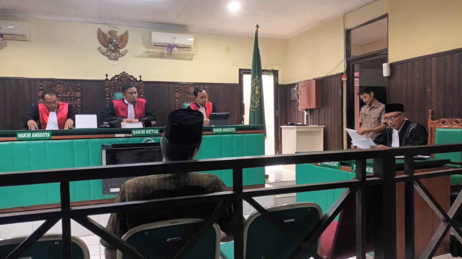 Suasana sidang dugaan pembunuhan di Loksado di Pengadilan Negeri Kandangan saat kuasa hukum terdakwa membacakan eksepsi terhadap dakwaan jaksa.