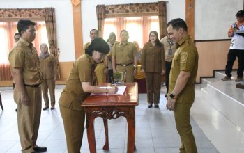 Suasana serah terima jabatan pejabat di lingkungan Pemkab Pulang Pisau saat penandatanganan berita acara yang disaksikan Bupati Ahmad Rifa’i di Aula Dinas Kesehatan Pulang Pisau.
