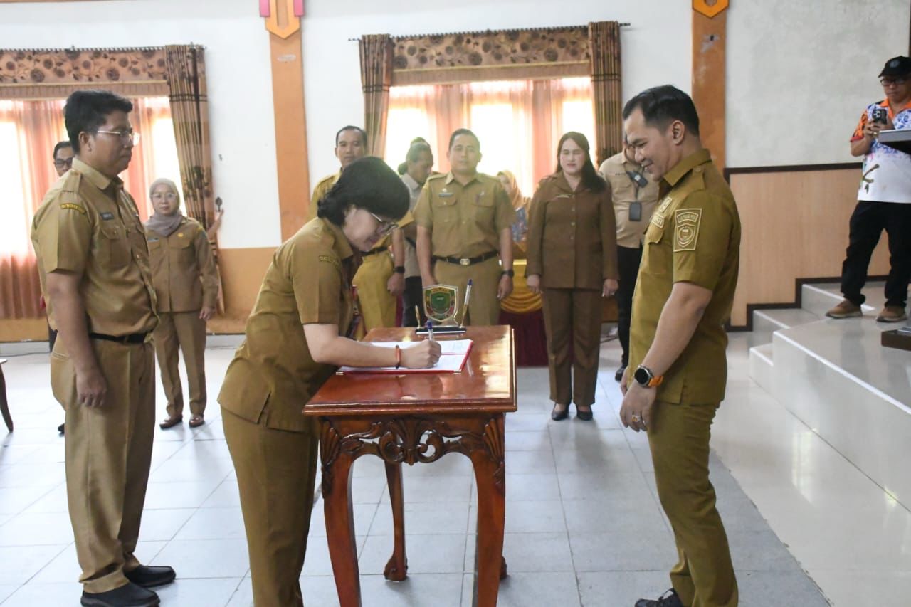 Suasana serah terima jabatan pejabat di lingkungan Pemkab Pulang Pisau saat penandatanganan berita acara yang disaksikan Bupati Ahmad Rifa’i di Aula Dinas Kesehatan Pulang Pisau.