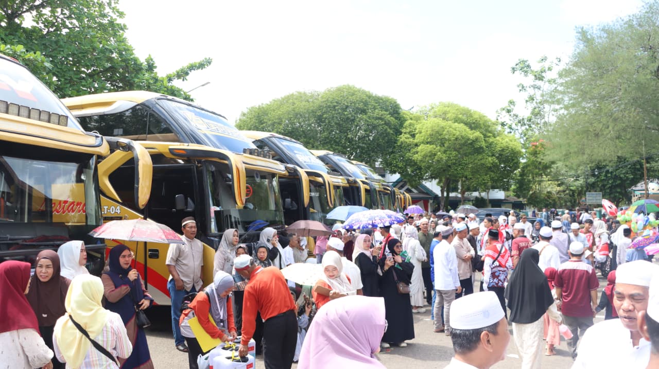 Suasana pelepasan jemaah calon haji Kloter 19 Kabupaten Tabalong saat calon jemaah dan keluarga pengantar berkumpul di dekat armada bus menuju embarkasi haji.
