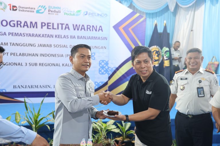 Perwakilan Pelindo Regional 3 Sub Regional Kalimantan berjabat tangan dengan pihak Lapas Kelas IIA Banjarmasin saat peluncuran Program Pelita Warna untuk pelatihan keterampilan warga binaan di Banjarmasin
