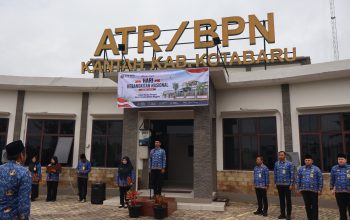 Pegawai Kantor Pertanahan Kabupaten Kotabaru mengikuti upacara Hari Kebangkitan Nasional di halaman kantor ATR/BPN Kotabaru.