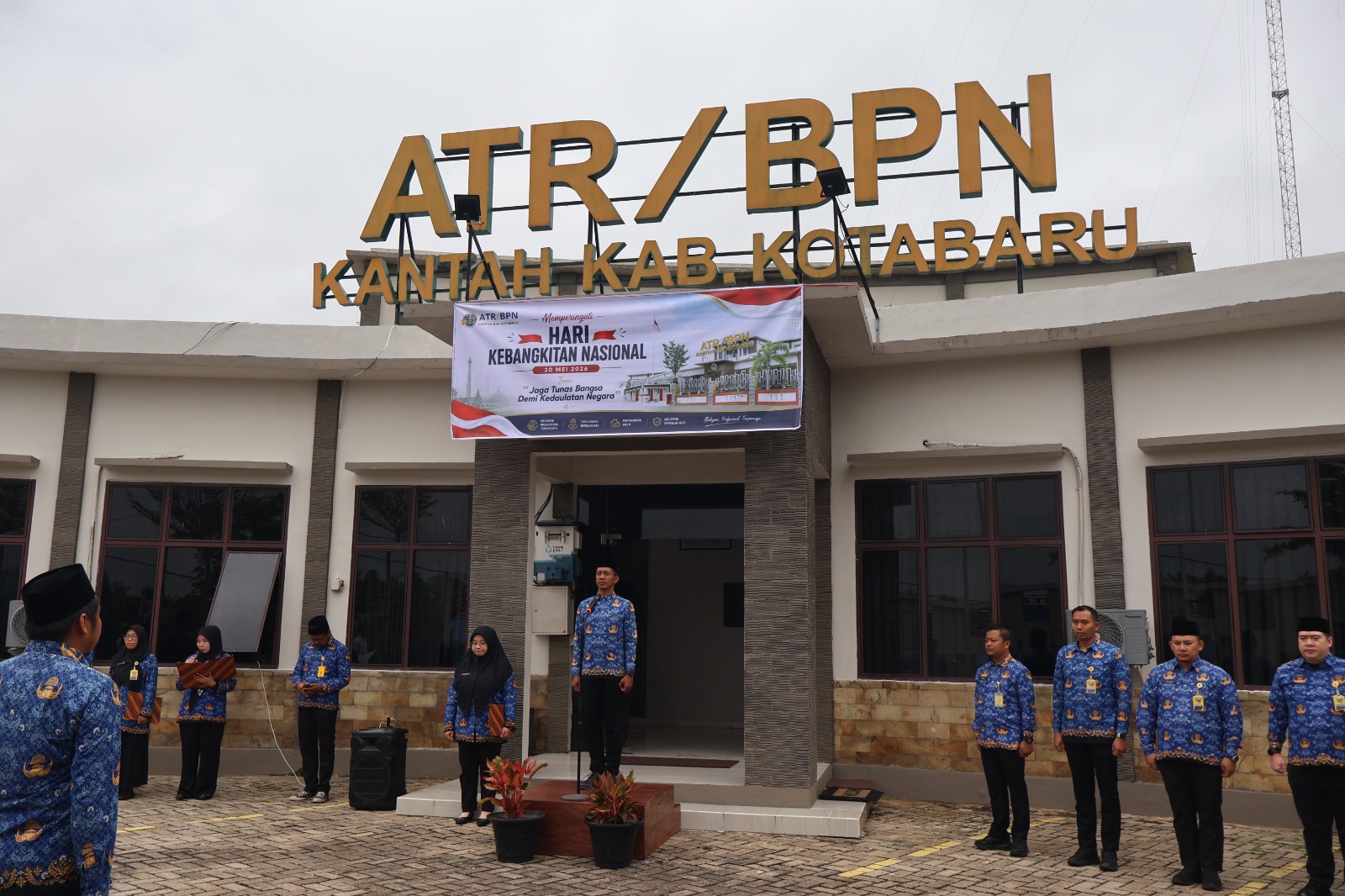 Pegawai Kantor Pertanahan Kabupaten Kotabaru mengikuti upacara Hari Kebangkitan Nasional di halaman kantor ATR/BPN Kotabaru.