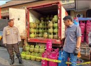 Petugas kepolisian berdiri di depan kendaraan berisi tabung LPG subsidi dan nonsubsidi yang disita dalam kasus dugaan pengoplosan gas LPG di Yogyakarta.
