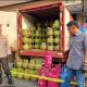 Petugas kepolisian berdiri di depan kendaraan berisi tabung LPG subsidi dan nonsubsidi yang disita dalam kasus dugaan pengoplosan gas LPG di Yogyakarta.