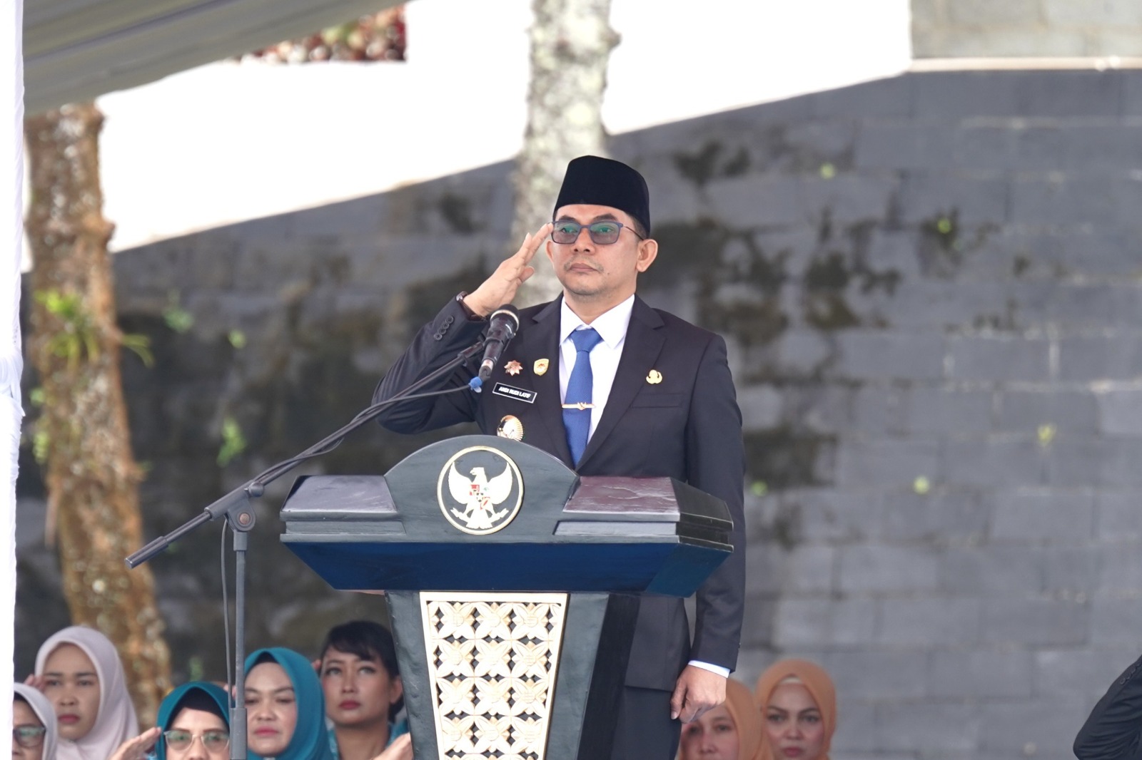 Bupati Tanah Bumbu Andi Rudi Latif memberikan hormat saat memimpin upacara Harkitnas 2026 di Batulicin.
