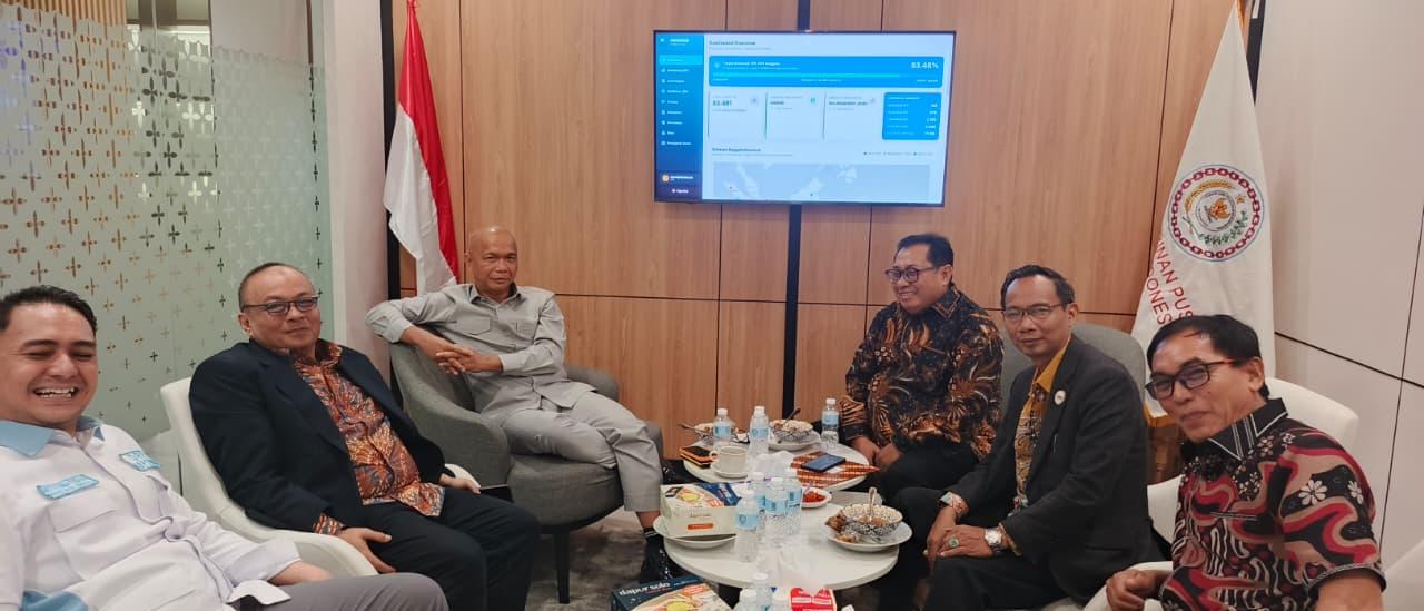 Jajaran pengurus SMSI dan ABPEDNAS saat audiensi membahas kerja sama publikasi program desa di Jakarta.