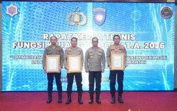 Kapolres Balangan bersama pejabat Polri menunjukkan penghargaan IKPA sempurna Tahun Anggaran 2025 dari Kapolri.