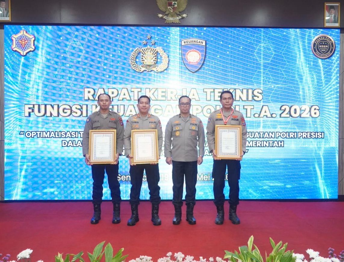 Kapolres Balangan bersama pejabat Polri menunjukkan penghargaan IKPA sempurna Tahun Anggaran 2025 dari Kapolri.