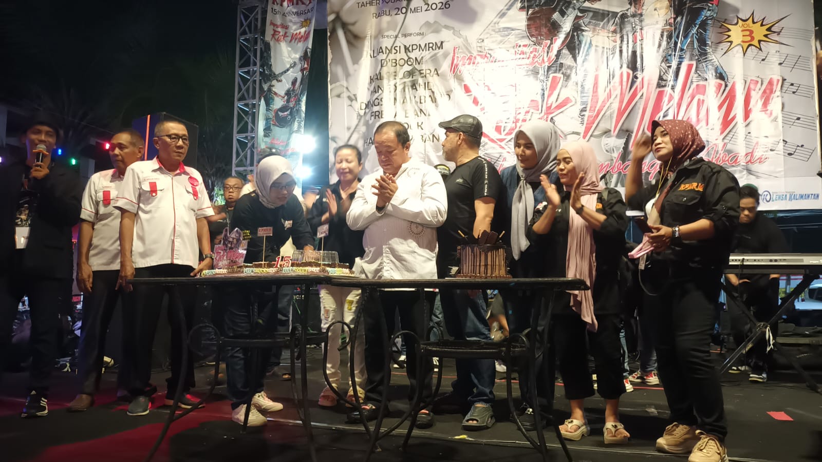 Perayaan HUT ke-15 KPMRM di Taher Square Banjarmasin dengan prosesi potong tumpeng bersama komunitas pecinta musik rock Melayu.