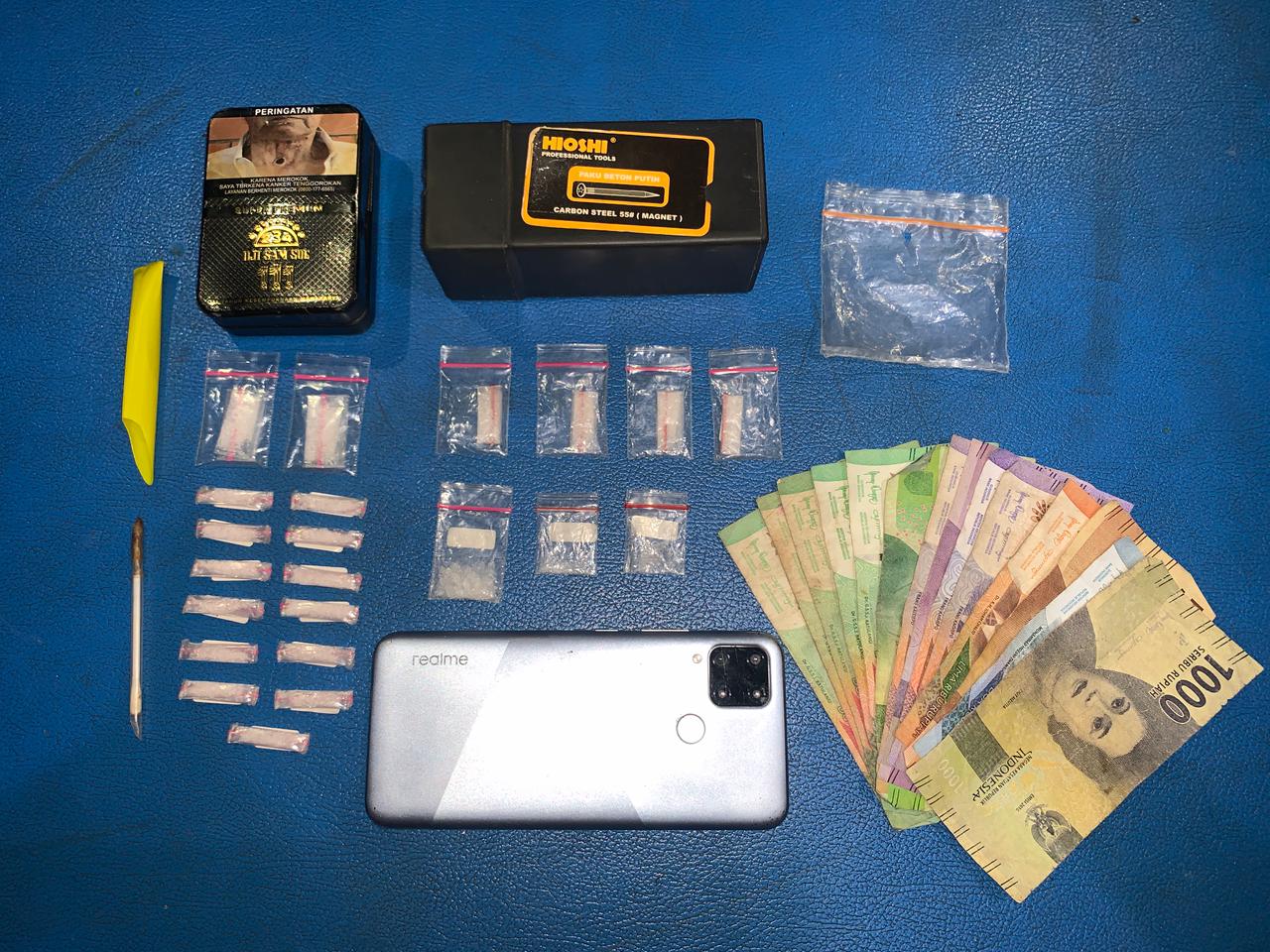 Sejumlah barang bukti kasus narkotika berupa paket sabu, uang tunai, telepon genggam, plastik klip, dan perlengkapan lain yang diamankan polisi di Hulu Sungai Utara.