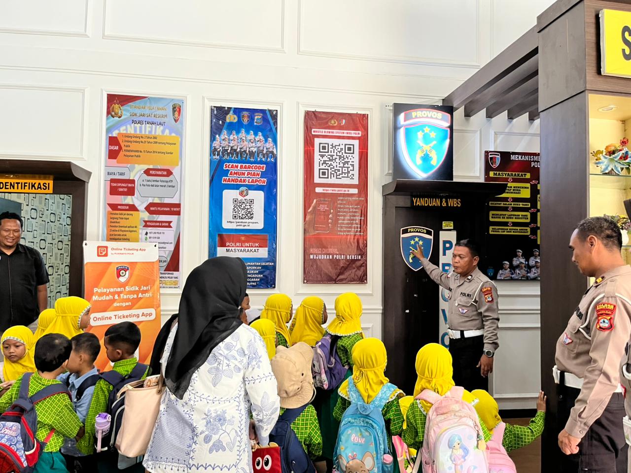 Anak-anak mengikuti kegiatan Polisi Sahabat Anak di Polres Tanah Laut sambil mengenal tugas kepolisian dan ruang pelayanan Polri