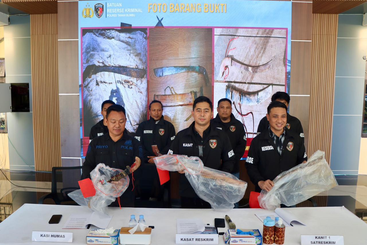 Petugas Satreskrim Polres Tanah Bumbu menunjukkan barang bukti senjata tajam kasus pembunuhan di Kusan Hulu.