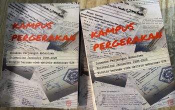 Tampak dua eksemplar buku Kampus Pergerakan: Dinamika Perjuangan Mahasiswa Universitas Janabadra 1986–2026 dengan desain sampul