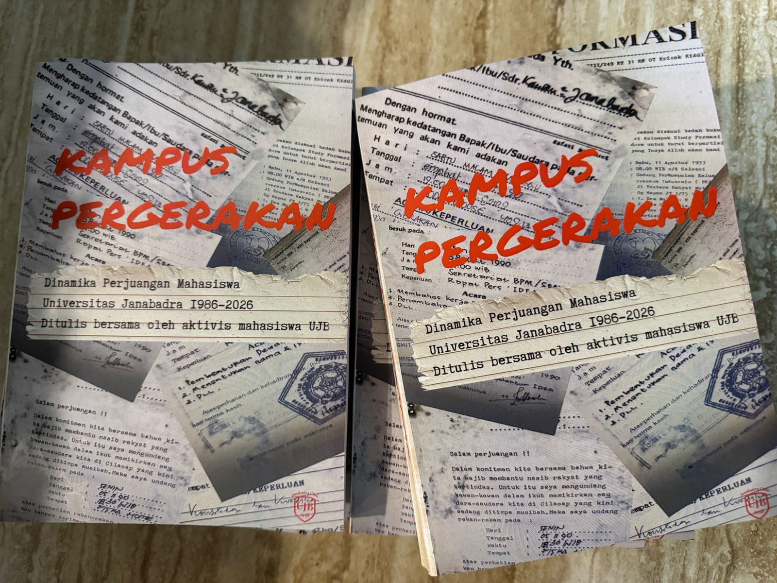 Tampak dua eksemplar buku Kampus Pergerakan: Dinamika Perjuangan Mahasiswa Universitas Janabadra 1986–2026 dengan desain sampul