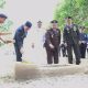 Bupati Tanah Bumbu Andi Rudi Latif menabur bunga di makam pahlawan pada peringatan Harkitnas 2026.