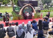 Peserta lomba fotografi memotret reptil di Taman Bendera Pusaka Jakarta Selatan