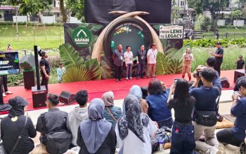Peserta lomba fotografi memotret reptil di Taman Bendera Pusaka Jakarta Selatan