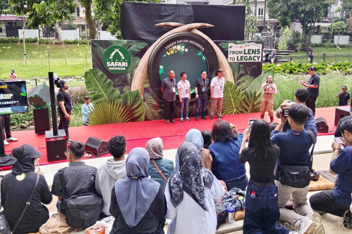 Peserta lomba fotografi memotret reptil di Taman Bendera Pusaka Jakarta Selatan