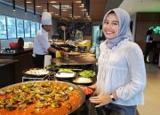 Marcom Manager Aston Malang Indah Mulya menjelaskan detail menu Saturday Brunch.