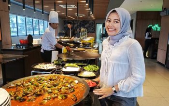 Marcom Manager Aston Malang Indah Mulya menjelaskan detail menu Saturday Brunch.