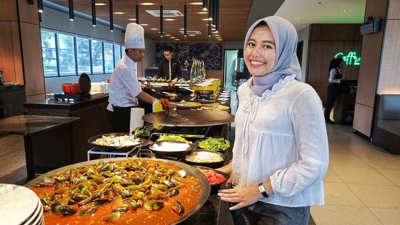 Marcom Manager Aston Malang Indah Mulya menjelaskan detail menu Saturday Brunch.