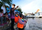 Wali Kota Banjarmasin memegang tali ski air di atas Sungai Martapura disaksikan warga
