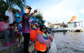 Wali Kota Banjarmasin memegang tali ski air di atas Sungai Martapura disaksikan warga