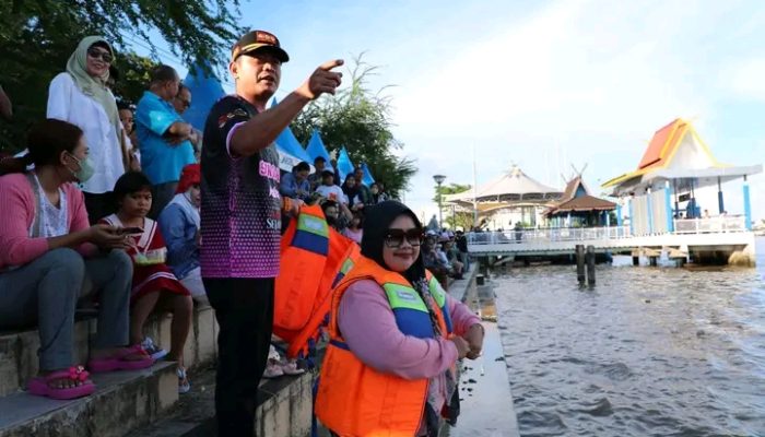 Wali Kota Ikut Ski Air, Ribuan Warga Padati Siring Pemko Banjarmasin