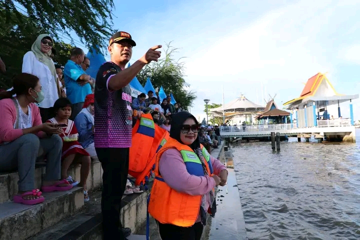 Wali Kota Banjarmasin memegang tali ski air di atas Sungai Martapura disaksikan warga