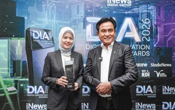 Tenny Elfrida menerima trofi Digital Innovation Awards 2026 dari Menko Yusril Ihza Mahendra.