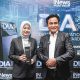 Tenny Elfrida menerima trofi Digital Innovation Awards 2026 dari Menko Yusril Ihza Mahendra.